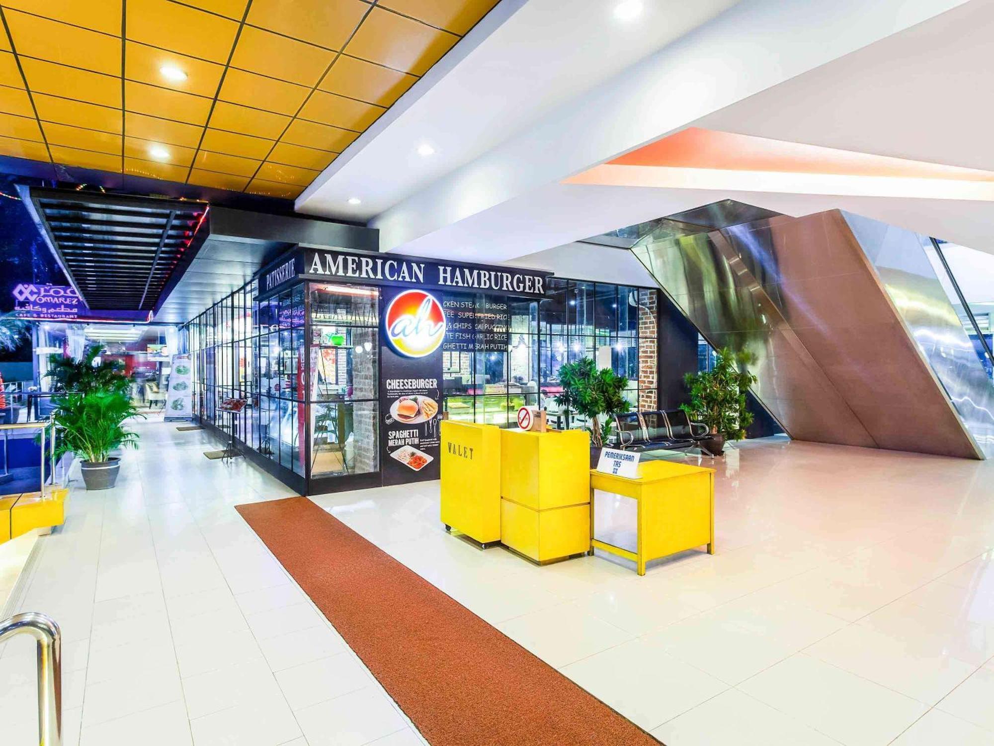 Ibis Budget Jakarta Cikini Exteriör bild