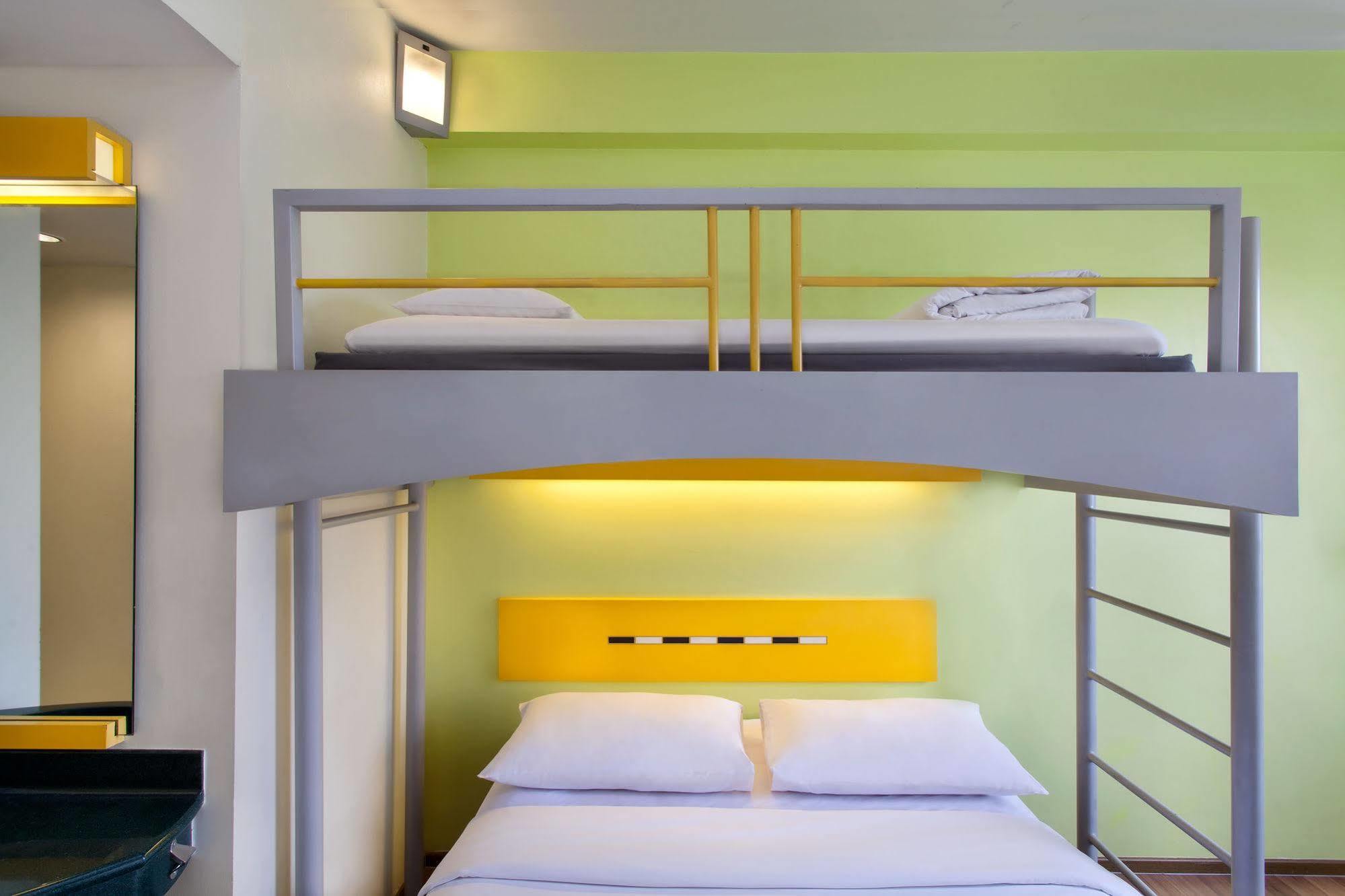 Ibis Budget Jakarta Cikini Exteriör bild